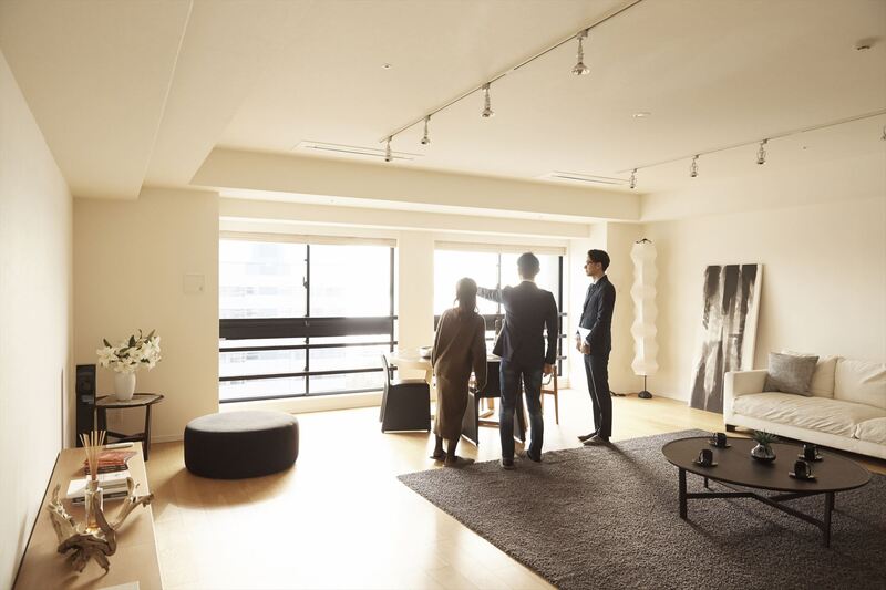 マンションを案内する男性スタッフ