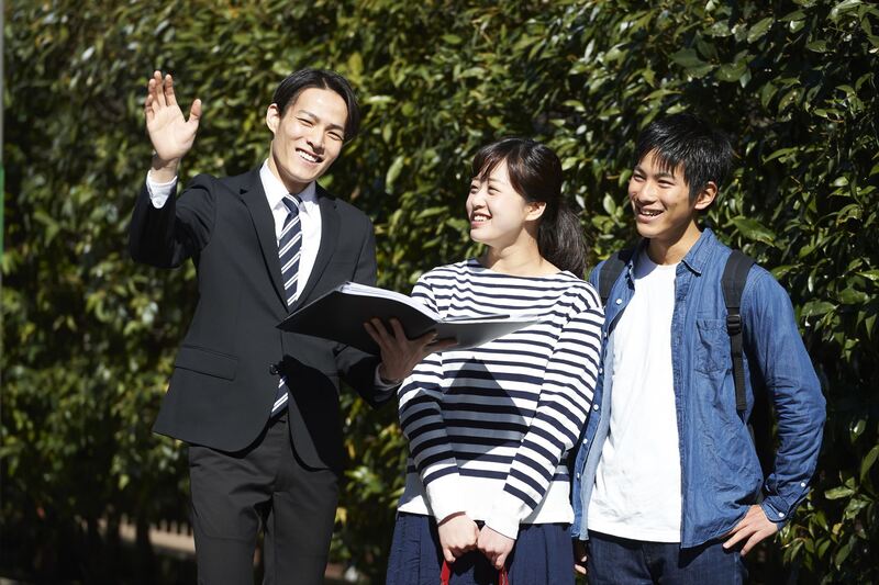 物件を紹介する営業マン
